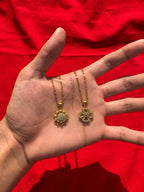 Los dos collares en la mano, tamano real